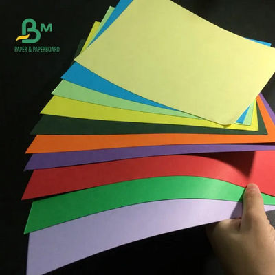 180gr 200gr 230gr بطاقات عادية حمراء زرقاء قابلة للتحلل لغلاف الكتب الصلبة 65 × 100 سم