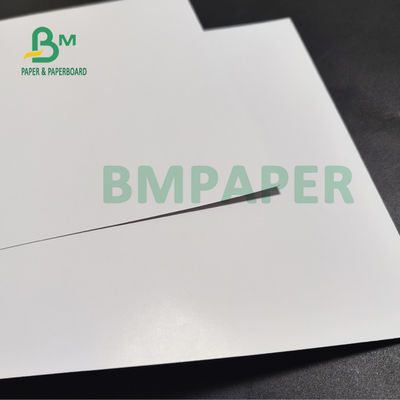 ورق C2S ذو نص أبيض لامع 100 رطل لبطاقات الرف 315 مم × 468 مم بياض عالي
