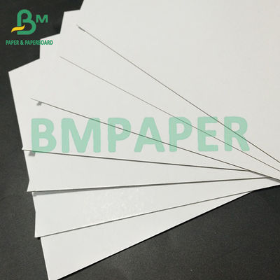 صلابة عالية و صلابة مزدوجة الجانبين اللوحة المزدوجة المطلية باللون الأبيض 540gsm 1mm لصندوق تعبئة المنتج