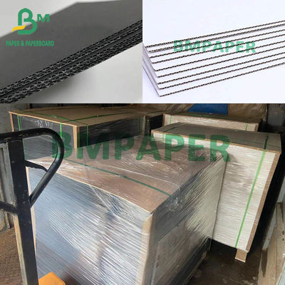 ورق الورق المقوى الأسود / الأبيض المموج 3 طبقات اللون الكامل F اللوح 700mm X 1000mm