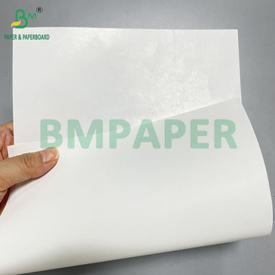 الورق الملمع من جانب واحد 62 65 GSM الأبيض الرطب - لفة ورق القوة لصنع الملصقات