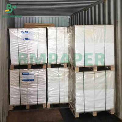 الورق الملمع من جانب واحد 62 65 GSM الأبيض الرطب - لفة ورق القوة لصنع الملصقات