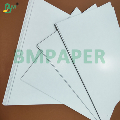 ورق أسود أساسي C2S لامع 310gsm 320gsm لبطاقات اللعب A3 A4 عالي التعتيم
